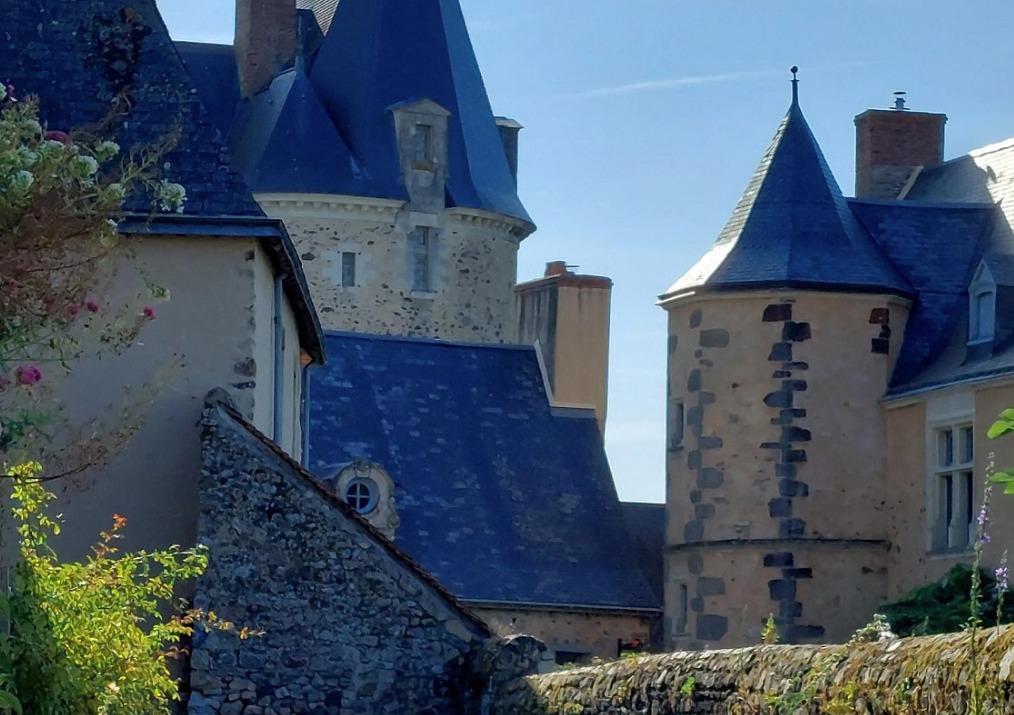 Les demeures de Sainte- Suzanne, du château à la cité historique
